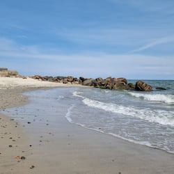 位於海灘上