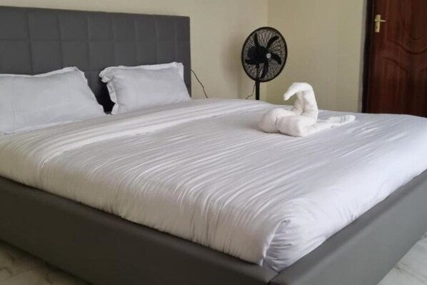 1 dormitorio, tabla de planchar con plancha, wifi y ropa de cama