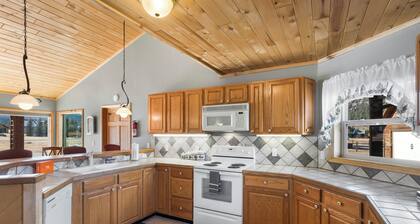 New Listing! Mountain Retreat/Pet-Friendly/Large Fenced Yard/Garage/PingPong