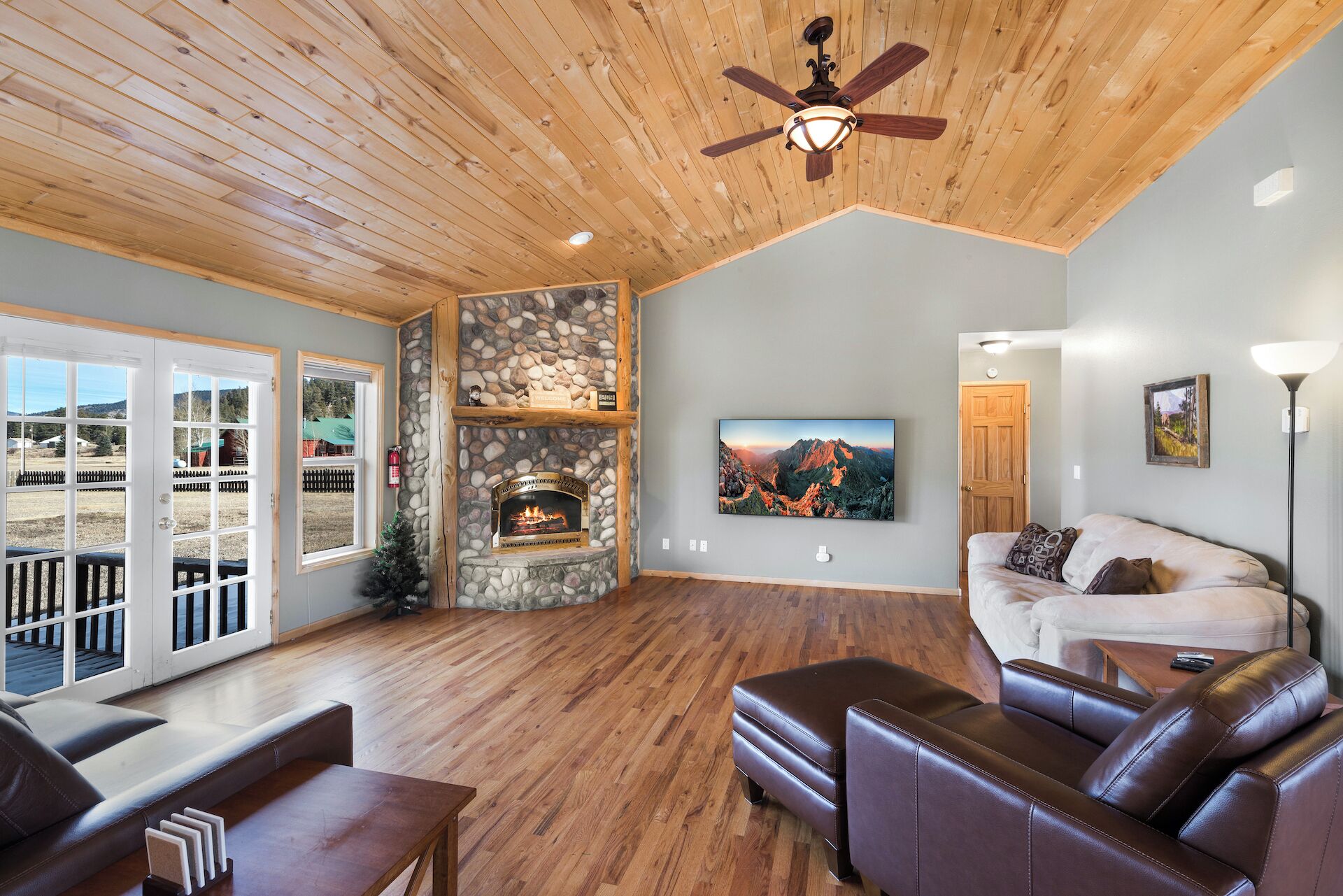 Smart TV, fireplace, ping pong