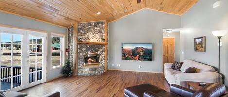 Smart TV, fireplace, ping pong