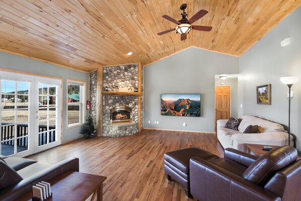 Smart TV, chimenea y tenis de mesa