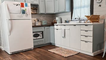 Een koelkast, een microgolfoven, een kookplaat