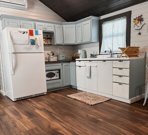 Geladeira, micro-ondas, cooktop, cafeteira/chaleira