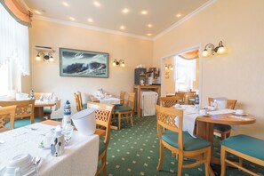 Dining - Apartment Krabbenfischer with balcony in the Hotel Windrose, ca65qm, in the center of Borkum (Borkum)