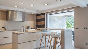 Frigorifero, microonde, forno, piano cottura
