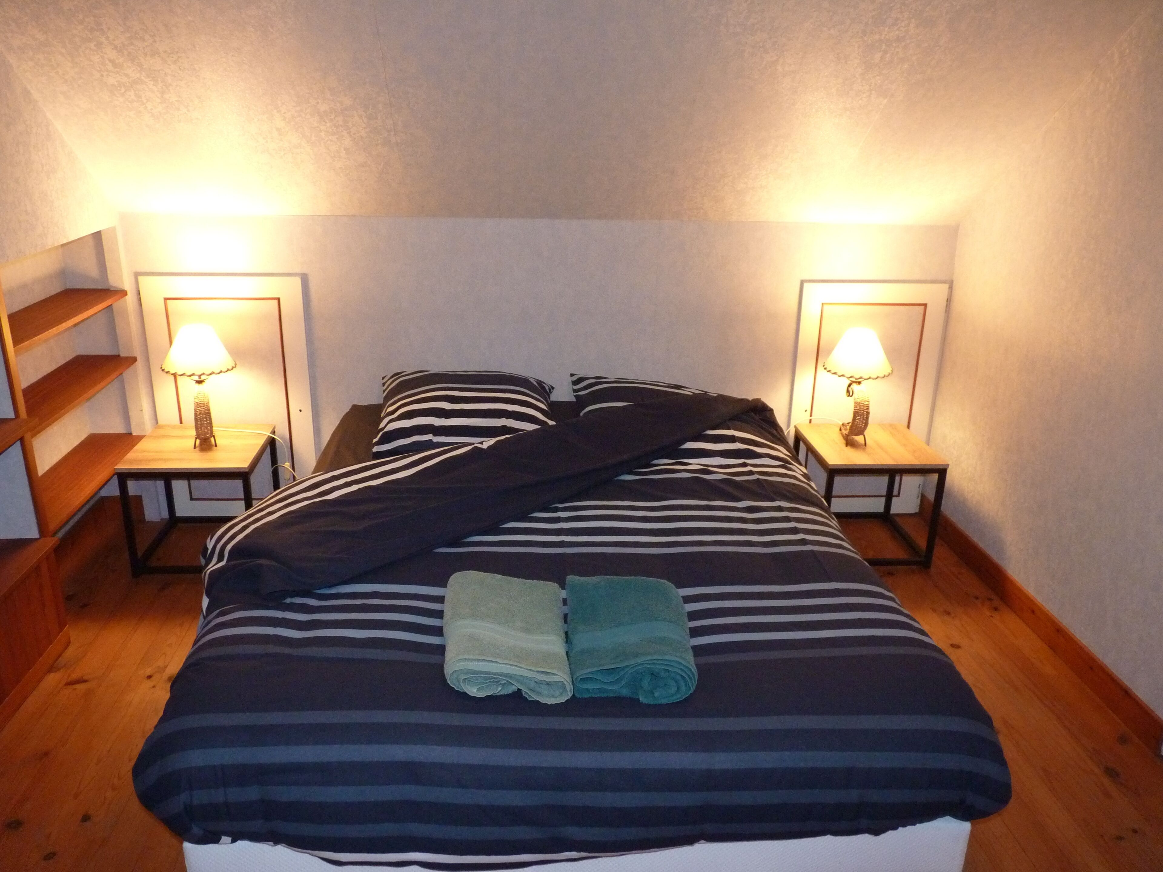 3 slaapkamers, een bureau, een strijkplank/strijkijzer, reisbedje