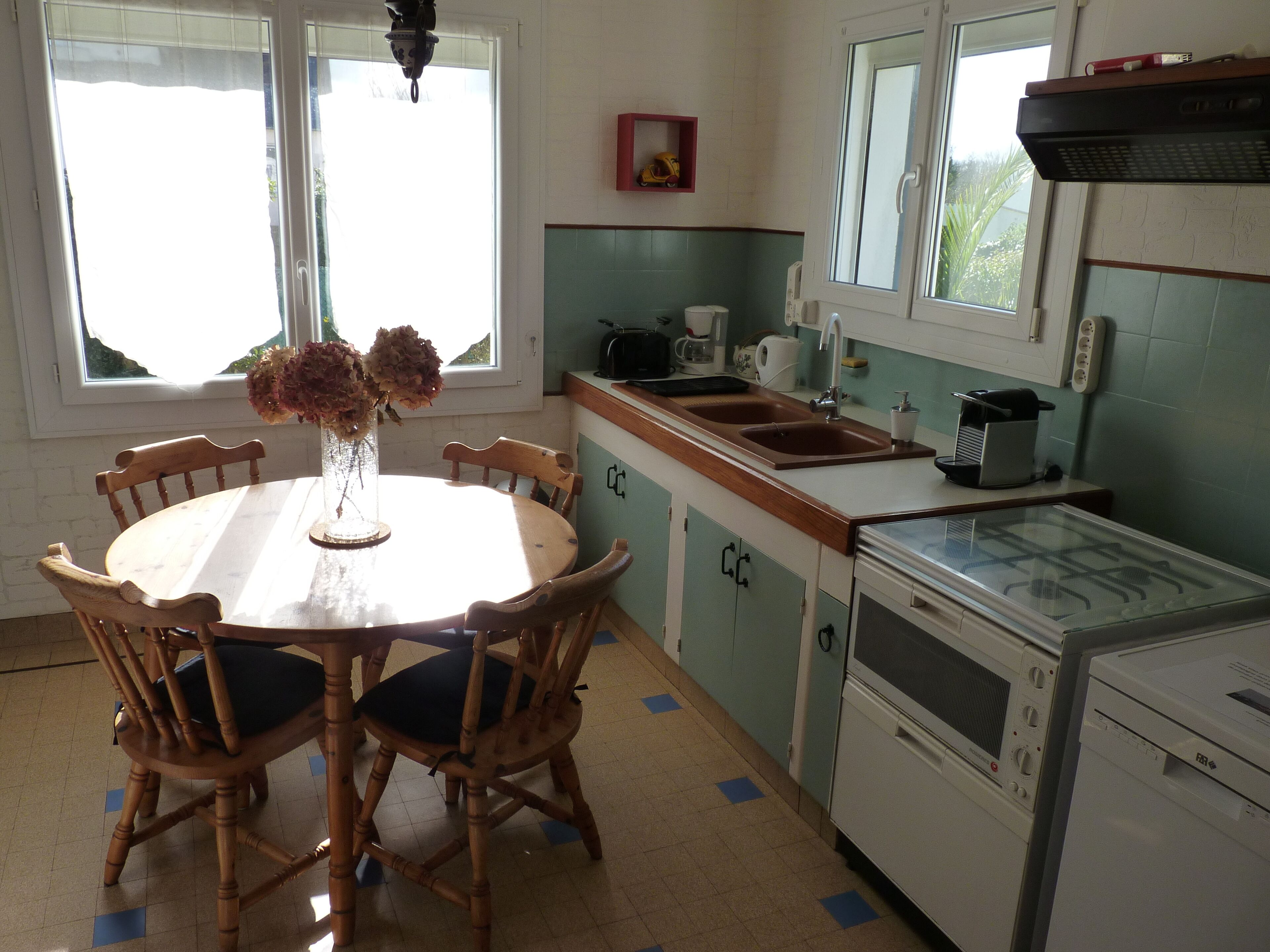 Køleskab, mikrobølgeovn, ovn, kogeplade