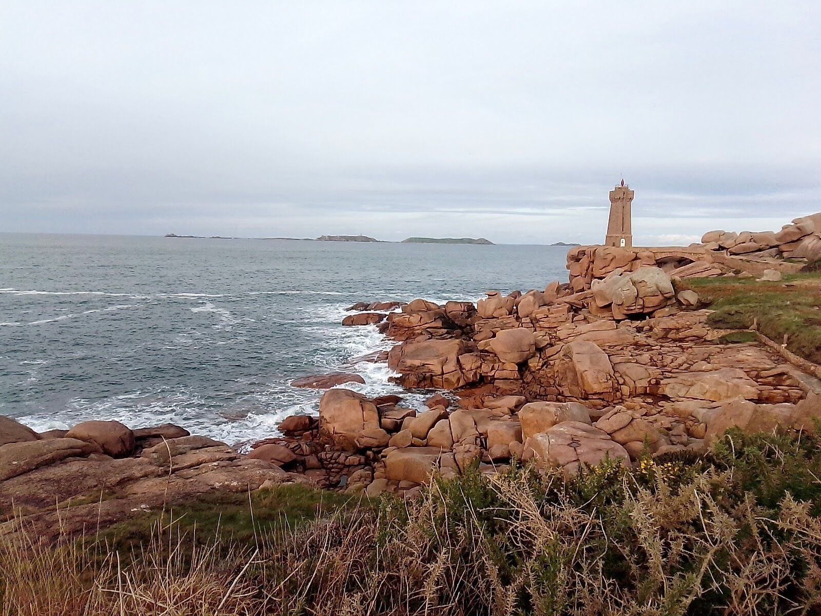 Un litoral rocoso con un faro.