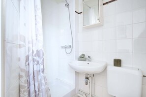 シャワー、ヘアドライヤー、タオル