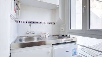 冷蔵庫、コンロ、コーヒー / ティーメーカー、トースター