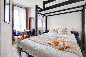 5 habitaciones, escritorio y tabla de planchar con plancha 