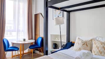 1 室のベッドルーム、デスク、アイロン / アイロン台、旅行用ベビーベッド