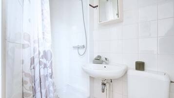 シャワー、ヘアドライヤー、タオル