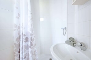 Shower, hair dryer, towels - Cozy Studio for 2 in the Heart of Le Marais (Paris)