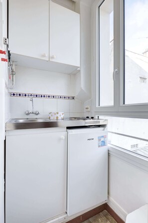 Fridge, stovetop, coffee/tea maker, electric kettle - Cozy Studio for 2 in the Heart of Le Marais (Paris)