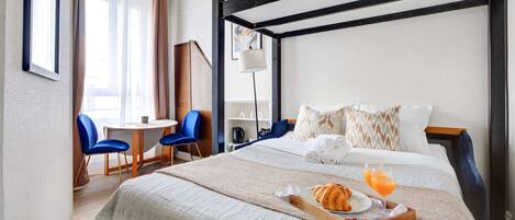 1 makuuhuone, työpöytä, silitysrauta/-lauta, vauvan matkasänky