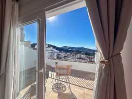 Suite Deluxe, varias camas, baño privado, vistas al mar | Edredones de plumas, colchones viscoelásticos, cortinas opacas