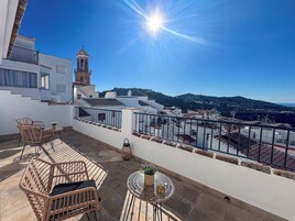 Suite Deluxe, varias camas, baño privado, vistas al mar | Terraza o patio