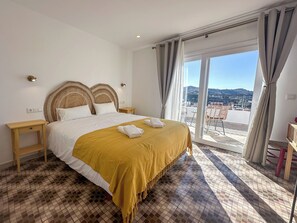 Suite Deluxe, plusieurs lits, salle de bains privée, vue mer | Couette en duvet d'oie, matelas mémoire de forme, rideaux occultants