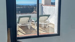 A balcony with two lounge chairs and a view of a coastal area. - La Tienda Nueva (Còmpeta)