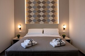 Economy Room | Minibar, desk, free WiFi, bed sheets - DoppioSei -Guest House (Rome)