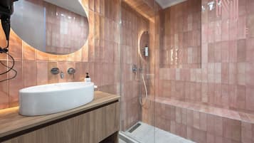 Ducha, cabezal de ducha tipo lluvia, secador de pelo, toallas