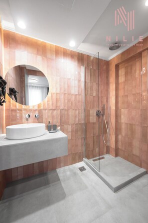 Triple Room | Baño | Ducha, cabezal de ducha tipo lluvia, secador de pelo y toallas