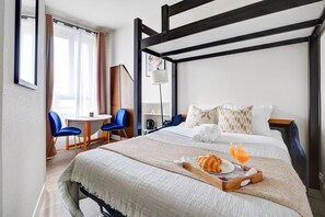 Iron/ironing board, cribs/infant beds, travel crib, free WiFi - Cozy Studio for 2 in Le Marais (Paris)