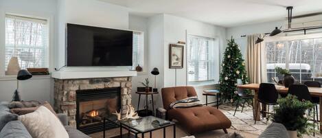 Televisor, llar de foc i oficines