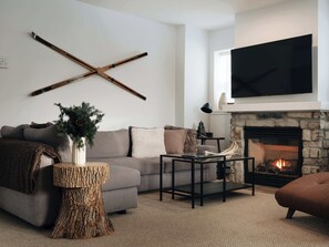 TV, fireplace, offices - Mont-Blanc Ski In/Out - Mountain Views & Fireplace (Mont-Blanc)