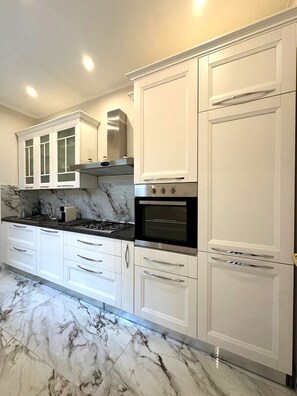 Réfrigérateur, four, plaque de cuisson, lave-vaisselle