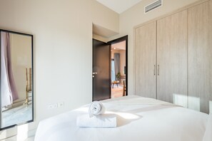 2 bedrooms, in-room safe, iron/ironing board, free WiFi