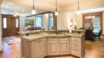 Chambre, 4 chambres | Intérieur