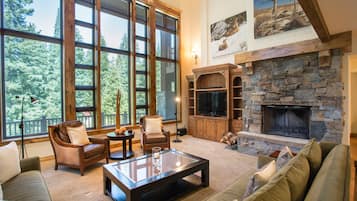 Room, 4 Bedrooms | Living area