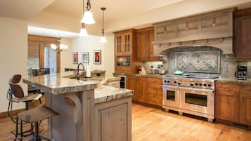 Chambre, 4 chambres | Cuisine privée | Réfrigérateur, four, cafetiÚre/bouilloire, grille-pain