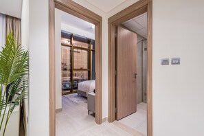 Een kluis op de kamer, een strijkplank/strijkijzer, gratis wifi