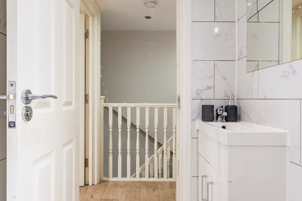 Toallas, jabón, shampoo, papel higiénico