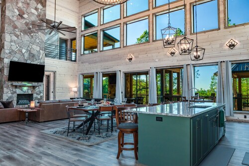 Escape to Nirvana – Luxury Cabin with Mountain Views, Large Decks & Hot Tub