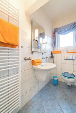Douche, sèche-cheveux, serviettes fournies, savon