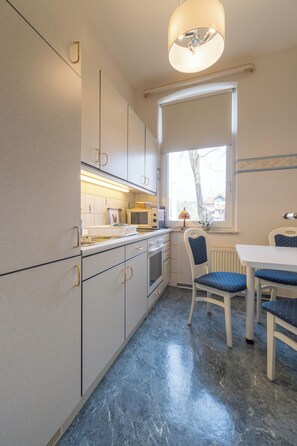 Fridge, microwave, oven, stovetop - Apartment Austernfischer approx. 65sqm, 1 bedroom, 1 apartment, in the center of Borkum. TOP (Borkum)