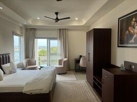 Luxury-Doppelzimmer, 1 King-Bett, Balkon, Flussblick | Zimmersafe, Schreibtisch, laptopgeeigneter Arbeitsplatz