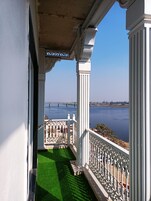 Luxury-Doppelzimmer, 1 King-Bett, Balkon, Flussblick | Balkon