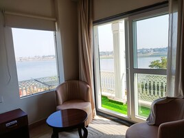 Luxury-Doppelzimmer, 1 King-Bett, Balkon, Flussblick | Zimmersafe, Schreibtisch, laptopgeeigneter Arbeitsplatz