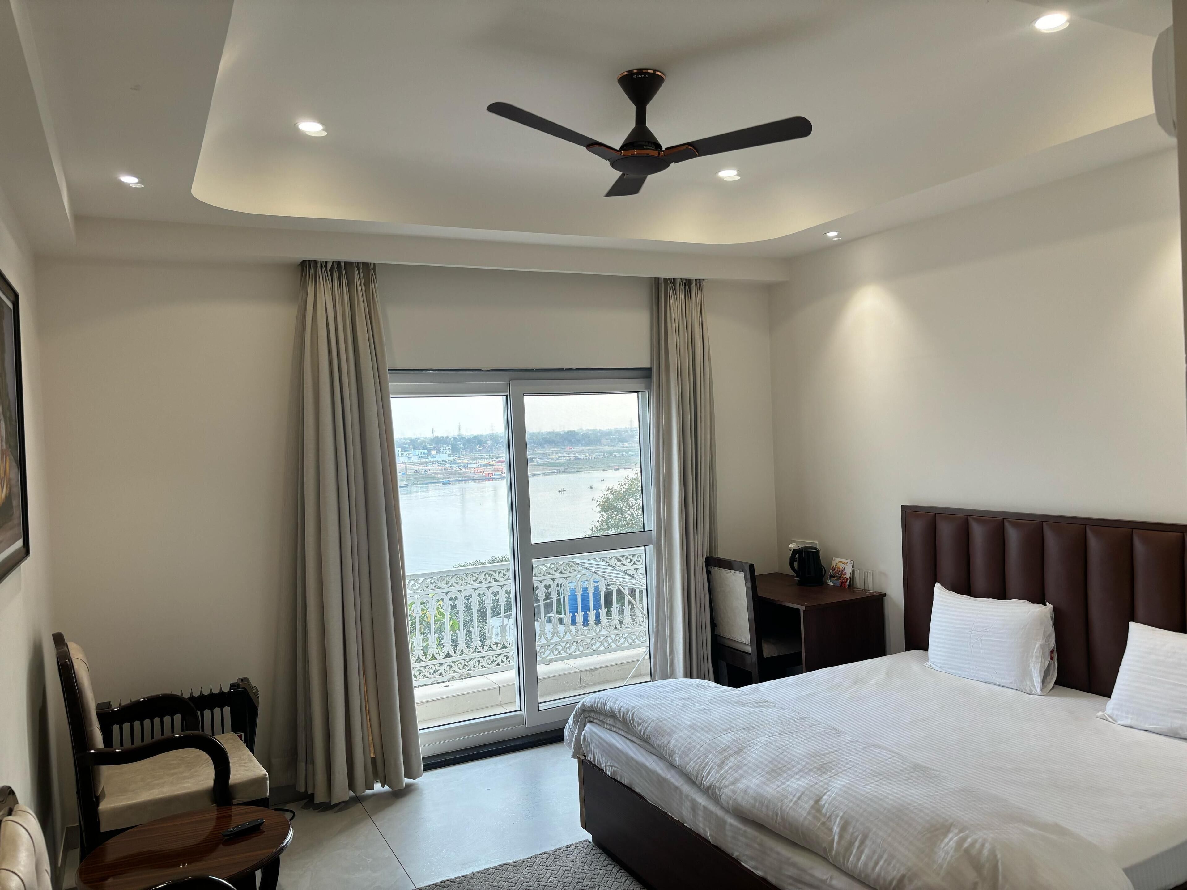 Kahden hengen executive-huone, parveke | Tallelokero huoneessa, työpöytä