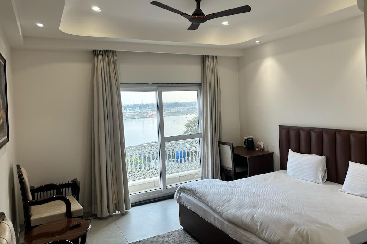 Executive Double Room, Balcony | In-room safe, desk, laptop workspace, blackout curtains