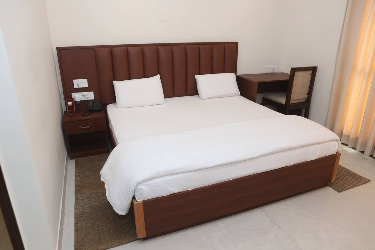 Deluxe Double Room | Safe på rommet, skrivebord og skrivebord for bærbar PC