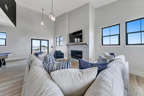 Smart-TV, Kamin, Videospiele, Bücher