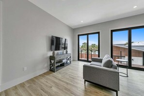 Smart TV, caminetto, videogiochi, libri