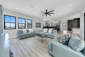 Smart TV, caminetto, videogiochi, libri